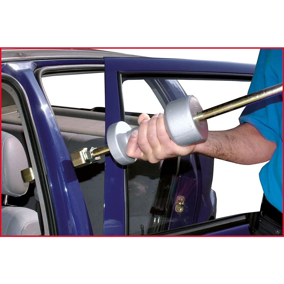 Person repariert Auto. Er verwendet ein Werkzeug an der Autotür.